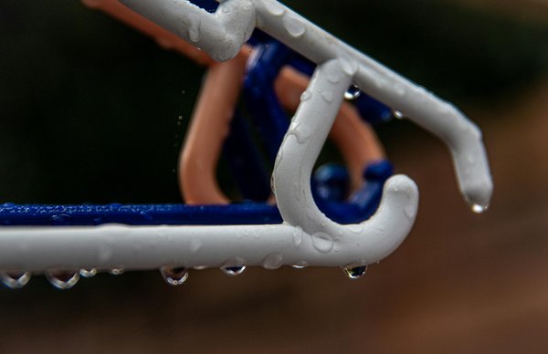 Transformez vos cintres en plastique : 10 idées astucieuses !